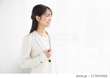 笑顔の女性　ビジネス 117645868