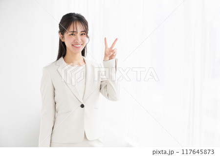 笑顔の女性　ビジネス 117645873