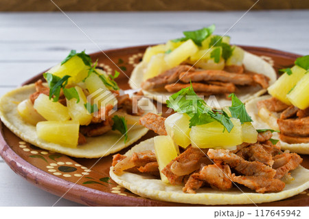 タコス・アル・パストール　Tacos al pastor　（メキシコ料理） 117645942