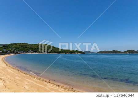 砂浜と海と青空　四国最北端観音埼の砂浜　（香川県高松市庵治町） 117646044