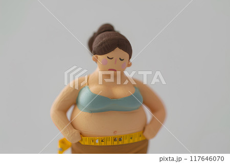 お腹周りが気になる肥満女性 お腹周りが気になる肥満女性 117646070