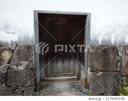 古い建物の扉 古い建物の扉 117646188