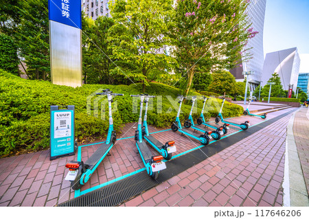 日本の東京都市景観 新宿の街中で見かけた電動キックボードシェアサービス=西新宿、8月20日 日本の東京都市景観 新宿の街中で見かけた電動キックボードシェアサービス=西新宿、8月20日 117646206