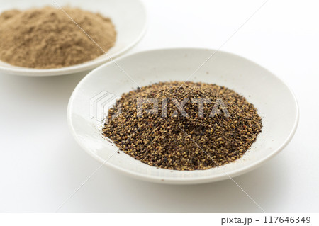 黒胡椒と白胡椒（ブラックペッパーとホワイトペッパー） 117646349