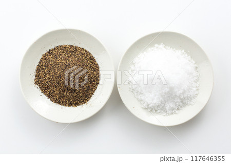 塩とブラックペッパー（黒胡椒） 117646355