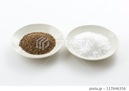 塩とブラックペッパー（黒胡椒） 117646356