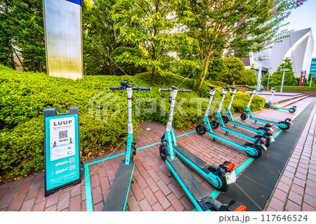 日本の東京都市景観　新宿の街中で見かけた電動キックボードシェアサービス＝西新宿、8月20日 117646524
