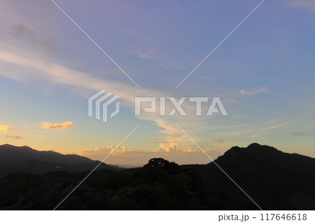 夕方の空　雲　山地　樹木 117646618