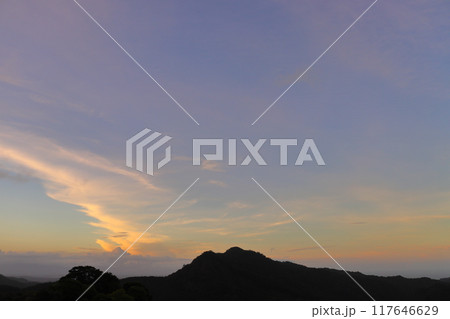 夕方の空 雲 山地 樹木 夕方の空 雲 山地 樹木 117646629