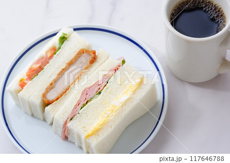 トンカツやタマゴ、ハム、生野菜のミックスサンドイッチと、淹れたてのコーヒーで、ランチタイム トンカツやタマゴ、ハム、生野菜のミックスサンドイッチと、淹れたてのコーヒーで、ランチタイム 117646788