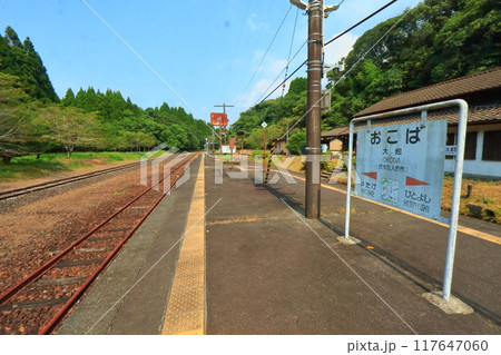 肥薩線 大畑駅の駅名標 スイッチバック方面の景色　（熊本県人吉市） 117647060