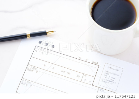 コーヒーを飲みながら、履歴書を書く 117647123