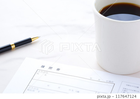 コーヒーを飲みながら、履歴書を書く 117647124