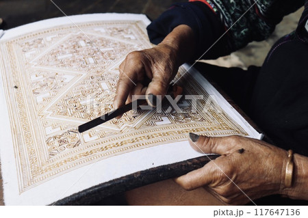 モン族の伝統工芸臈纈染め 117647136