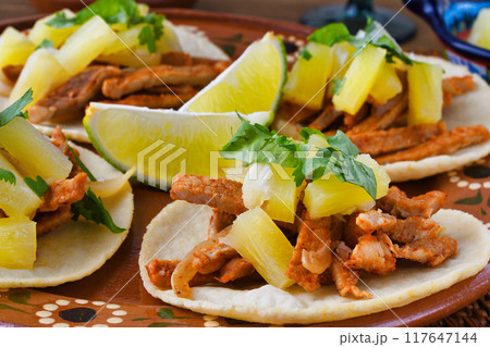 タコス・アル・パストール　Tacos al pastor　（メキシコ料理） 117647144