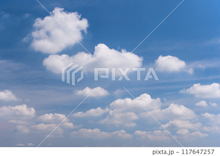 「三重県民の森」から見た爽やかな夏の空 117647257