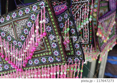 モン族が手作りしたカバン 117647273