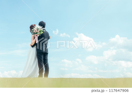 空バックの新郎新婦（ウェディング・結婚式・ブライダル・ロケーションフォト・フォトウェディング） 117647906