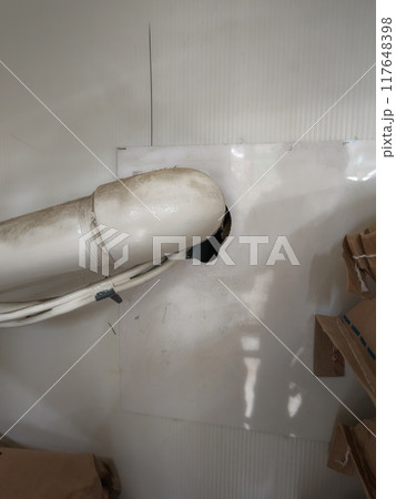 パイプの隙間のネズミの侵入口 117648398