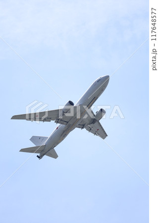 離陸した飛行機 117648577