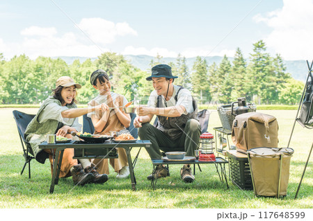 公園・キャンプ場でデイキャンプ・キャンプ・バーベキューを楽しむ仲良しのファミリー 117648599