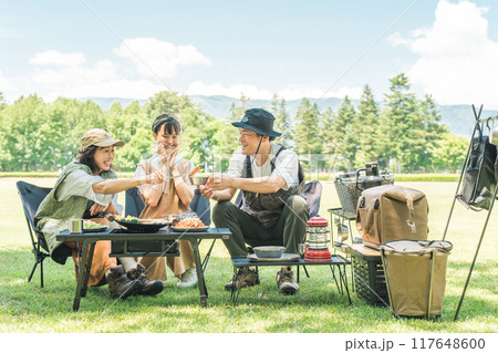 公園・キャンプ場でデイキャンプ・キャンプ・バーベキューを楽しむ仲良しのファミリー 公園・キャンプ場でデイキャンプ・キャンプ・バーベキューを楽しむ仲良しのファミリー 117648600