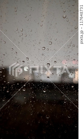 ゲリラ豪雨の最中　室内から見た窓ガラス 117648731