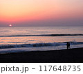 水平線に沈む夕日とビーチの二人 117648735
