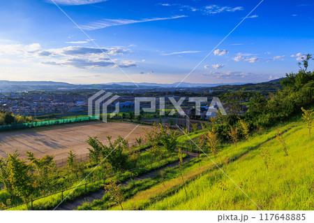 京都府最南端木津川市木津の街を望む高台からの夕景　日が傾き夕日に照らされる木津の街#3 117648885