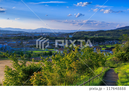 京都府最南端木津川市木津の街を望む高台からの夕景 日が傾き夕日に照らされる木津の街#6 京都府最南端木津川市木津の街を望む高台からの夕景 日が傾き夕日に照らされる木津の街#6 117648888
