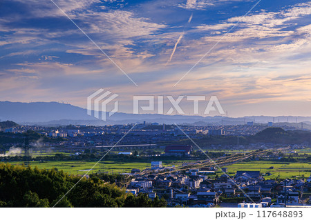 京都府最南端木津川市木津の街を望む高台からの夕景　日が傾き夕日に照らされる木津の街#11 117648893