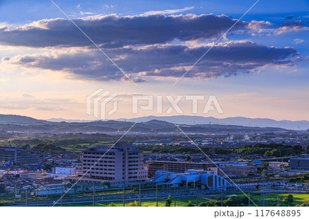 京都府最南端木津川市木津の街を望む高台からの夕景　日が傾き夕日に照らされる木津の街#13 117648895