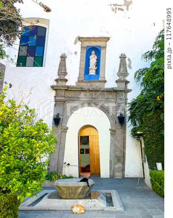 メキシコ・グアダルーペ大聖堂にある地盤沈下した教会 117648995