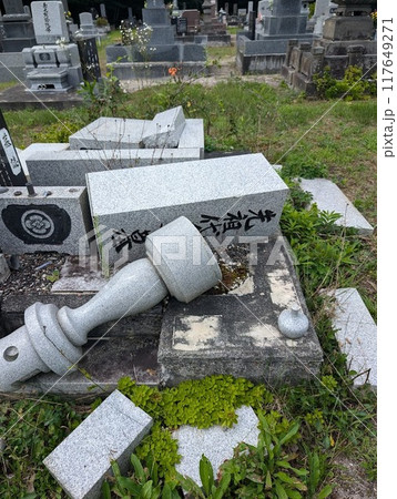 管理されていない倒壊した墓石1 117649271