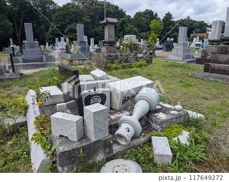 管理されていない倒壊した墓石2 管理されていない倒壊した墓石2 117649272