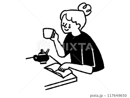コーヒーを飲みながら本を読んでいる女性_2 117649650