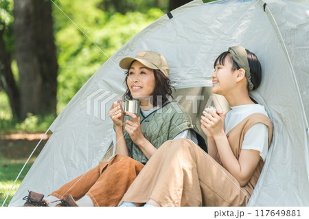 公園・キャンプ場でデイキャンプする親子・母親・娘 公園・キャンプ場でデイキャンプする親子・母親・娘 117649881