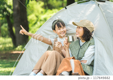 公園・キャンプ場でデイキャンプする親子・母親・娘 公園・キャンプ場でデイキャンプする親子・母親・娘 117649882