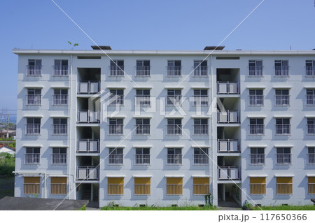 取り壊しを待つ五階建ての団地 117650366