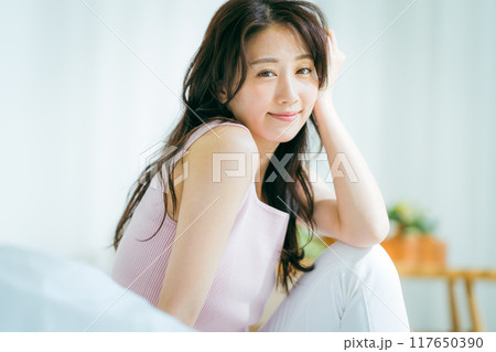 若い女性の美容イメージ 117650390