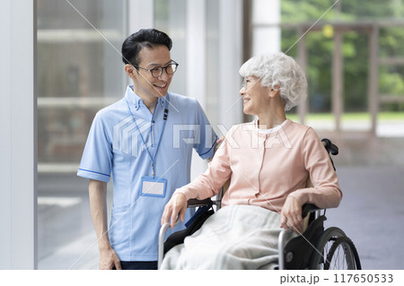 笑顔の介護スタッフとシニア女性 介護施設・医療機関イメージ 笑顔の介護スタッフとシニア女性 介護施設・医療機関イメージ 117650533