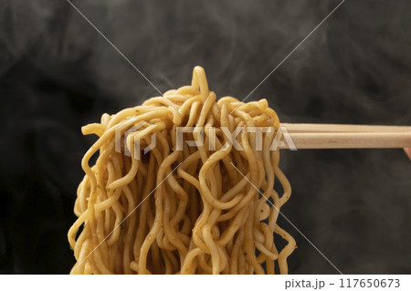 焼きそば　カップ焼きそば　箸で持ち上げる 117650673