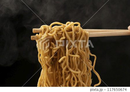 焼きそば カップ焼きそば 箸で持ち上げる 焼きそば カップ焼きそば 箸で持ち上げる 117650674