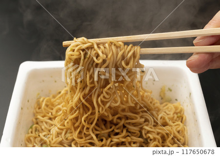 焼きそば カップ焼きそば 箸で持ち上げる 焼きそば カップ焼きそば 箸で持ち上げる 117650678