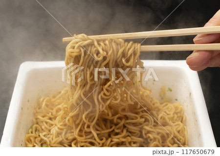 焼きそば カップ焼きそば 箸で持ち上げる 焼きそば カップ焼きそば 箸で持ち上げる 117650679