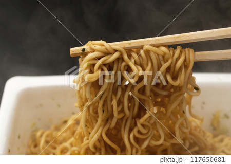 焼きそば カップ焼きそば 箸で持ち上げる 焼きそば カップ焼きそば 箸で持ち上げる 117650681
