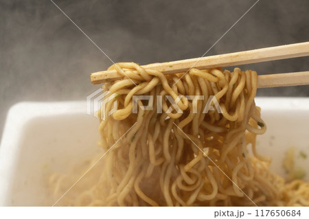 焼きそば　カップ焼きそば　箸で持ち上げる 117650684