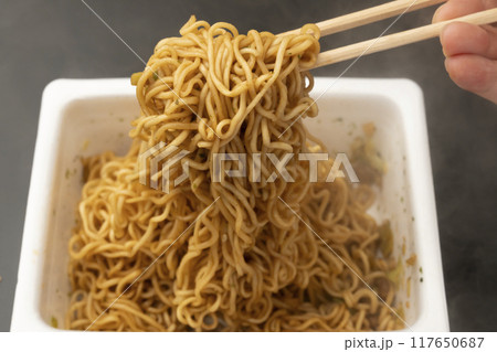 焼きそば　カップ焼きそば　箸で持ち上げる 117650687
