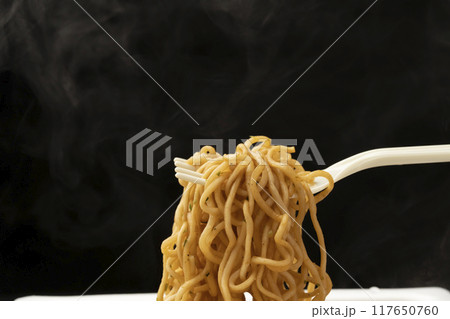 焼きそば カップ焼きそば プラスチックフォークで持ち上げる 焼きそば カップ焼きそば プラスチックフォークで持ち上げる 117650760