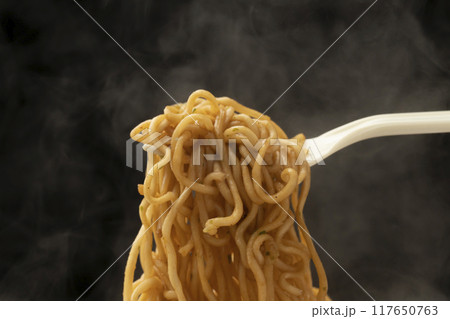 焼きそば　カップ焼きそば　プラスチックフォークで持ち上げる 117650763